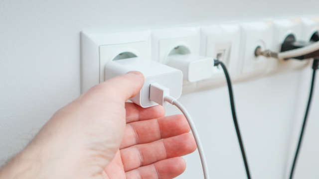 Nada de deixar esses 5 eletrodomésticos conectados na tomada; eles gastam muita energia e a conta pode vir alta