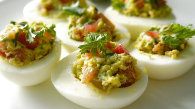 Com atum e abacate: a receita de ovo recheado saudável e rico em proteínas