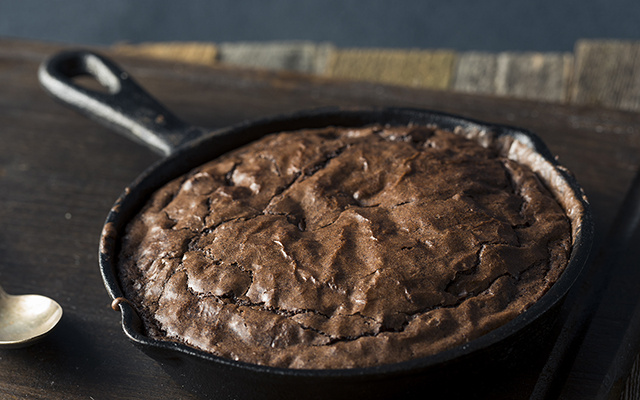 Não tem forno por perto? Este brownie cremoso feito na frigideira fica pronto em 10 minutos