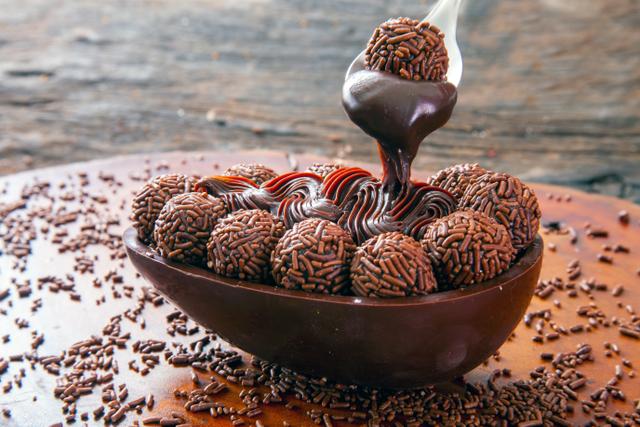 Vai vender doces nesta Páscoa? A alta do chocolate pode ser o seu maior inimigo, mas será que dá para driblá-la?