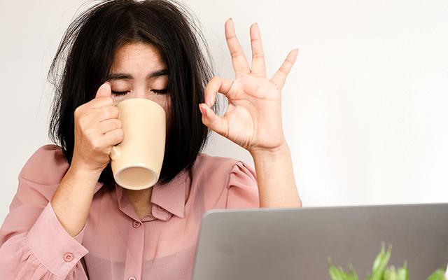 A primeira coisa que você faz ao acordar é tomar um café e aí está o erro