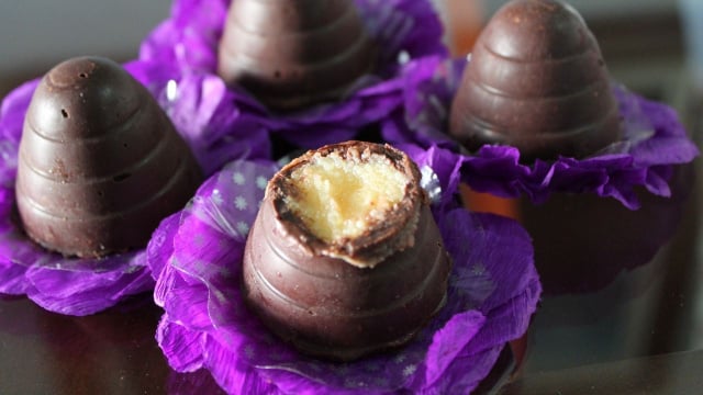 Trufa de gelatina de maracujá com casquinha de chocolate em cima de embalagem roxa (Créditos: TudoGostoso)