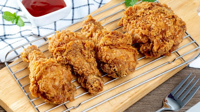 Nunca mais gastei no delivery depois que fiz essa receita do TudoGostoso de frango empanado tipo KFC: é muito crocante e fácil de fazer