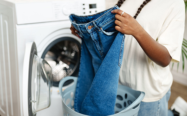 Antes de jogar o jeans na máquina, leia isso aqui: o detalhe que decide se ele vai durar ou não