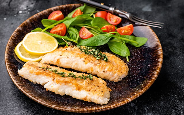 Salmoura líquida: o segredo dos grandes chefs para deixar o peixe grelhado mais saboroso