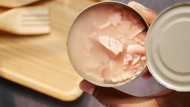 A água da lata de atum pode ser reaproveitada ou descartada, você escolhe! (Créditos: Canva)