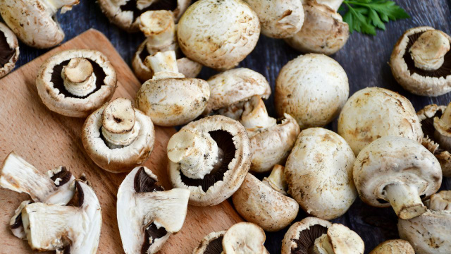 Não é necessário demorar muito tempo limpando uma montanha de cogumelos se você souber o truque superfácil que os restaurantes usam