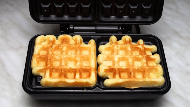 Aprendi a fazer esse waffle de batata com a minha tia que detesta ovo e não come farinha: virou meu lanche preferido