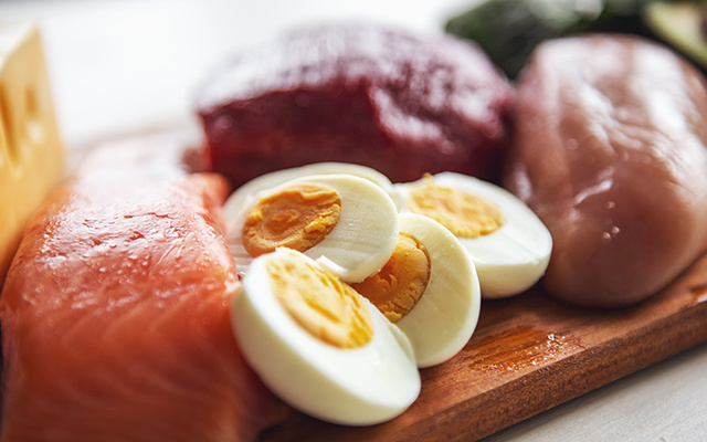 Aprendi com uma nutricionista quantos ovos comer para substituir a carne e o frango nas refeições para economizar no mercado