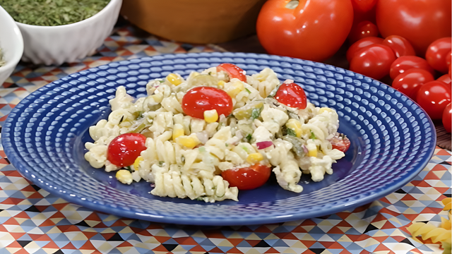 Salada de macarrão com atum, milho e tomate cremosa servida em prato (Créditos: TudoGostoso)