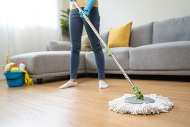 O erro que cometemos com frequência ao usar um esfregão para manter o piso da cozinha limpo e desinfetado