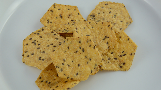 Nem pão de queijo, nem torrada: esse biscoito de queijo com gergelim que aprendi no TudoGostoso combina com tudo