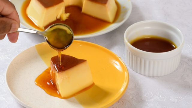Como fazer caramelo líquido que não endurece para pudim, bolo ou sorvete: "Nesse momento baixe o fogo”