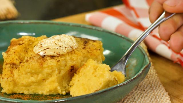 Olha o moço da pamonha passando para ensinar uma receita diferente do clássico da Festa Junina!