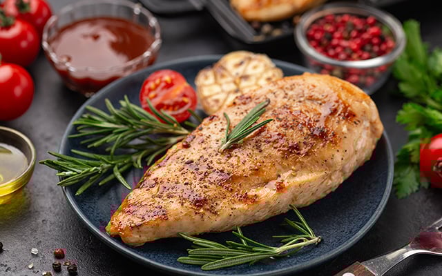 Flavio Molinari, restaurateur: "Vou te mostrar como grelhar peito de frango sem ficar seco. Ele resseca porque uma parte já está pronta e a outra ainda tá crua"