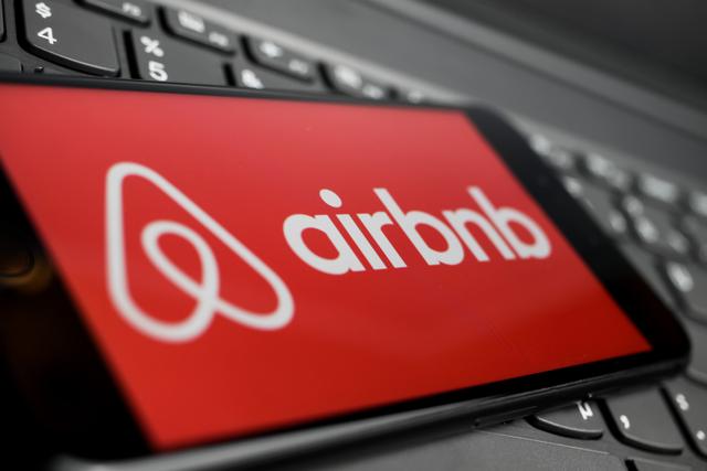 O sistema do Airbnb “está quebrado”. O CEO da plataforma admite estar em crise e pede aos anfitriões que baixem os preços