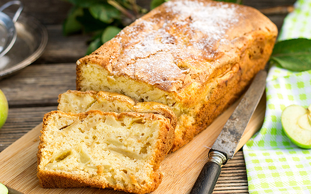 Nem liquidificador, nem batedeira: bolo de maçã e canela de 5 minutos é fofinho e você rapidinho com fouet ou garfo