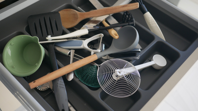 É preciso ter cuidado com o excesso de utensílios nas gavetas da cozinha (Créditos: Shutterstock)