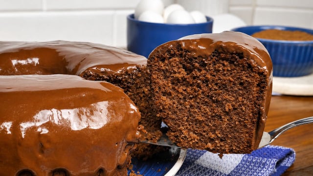 Como fazer o bolo de chocolate perfeito? Com as dicas do TudoGostoso ele fica fofinho, a massa não sola e tem gostinho de cacau