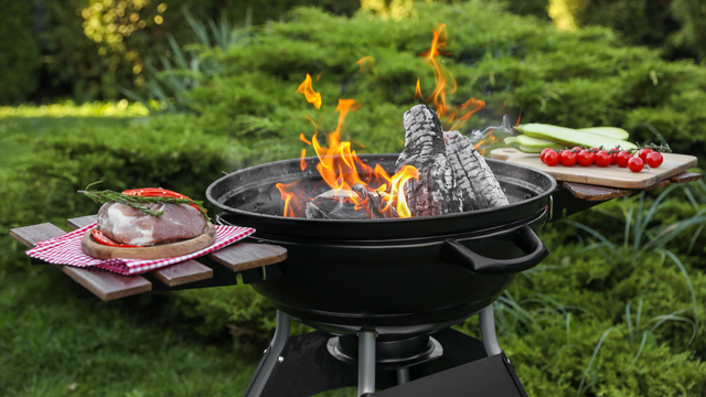 Churrasquinho em casa! Com esta churrasqueira portátil, você pode preparar suas carnes favoritas onde quiser