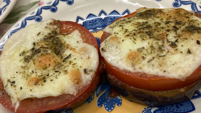 Com essa pizza de berinjela você nem precisa preparar uma massa caseira! (Créditos: TudoGostoso/Michele M. B. Vertulo)