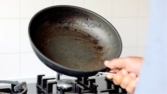 Limpar o fundo da panela queimada não precisa ser difícil, basta saber esse truque com ingredientes que você já tem em casa