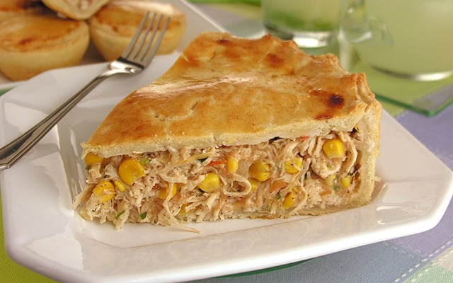 Faça para o lanche da tarde ou jantar: torta caipira de frango leva ingredientes simples que você já deve ter em casa