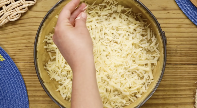 Massa crocante, recheio macio: o equilíbrio que faz da quiche um clássico sempre bem-vindo à mesa. (Foto: TudoGostoso)