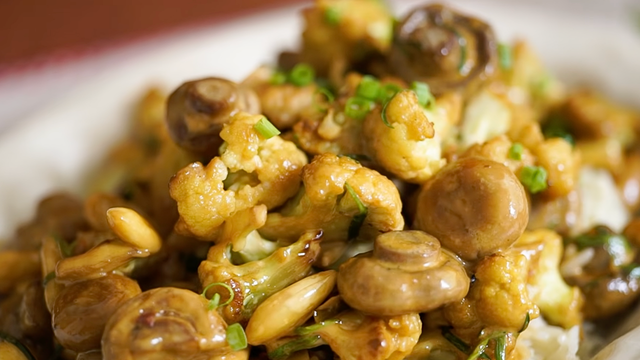 Receita vegetariana vapt vupt de uma panela só: essa couve-flor suculenta e cremosa da Paola Carosella vai deixar seu almoço chique