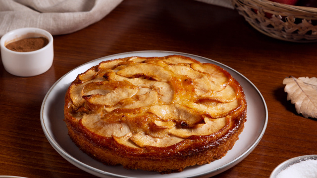 Sem glúten e sem leite: bolo de maçã na frigideira é meu lanche rápido favorito