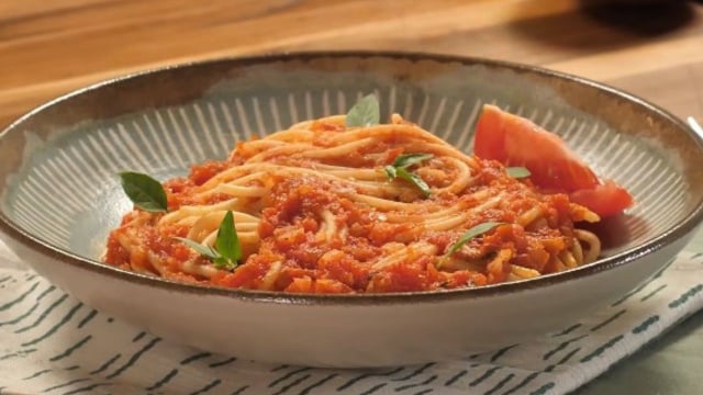 Macarrão al pomodoro fácil e rápido: o clássico italiano que salva qualquer almoço corrido fica ainda melhor com essa receita que aprendi no TudoGostoso