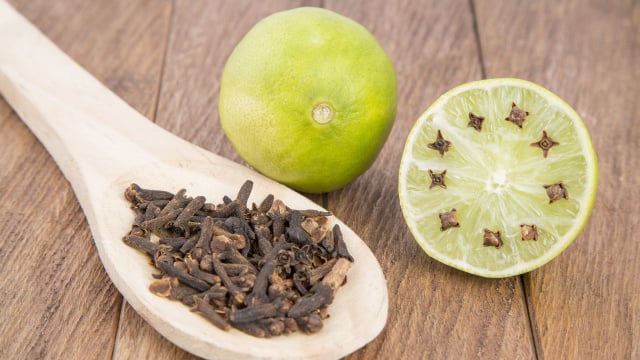 O truque do cravo com limão: por que você deve espalhar essa mistura potente pela casa hoje