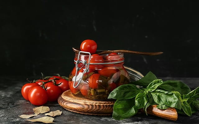 Tomates-cereja marinados com manjericão: um aperitivo muito fácil que fica pronto em 10 minutos