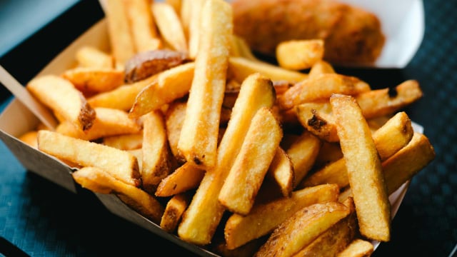 Batata frita no micro-ondas é o novo método de fazer (Créditos: Canva)