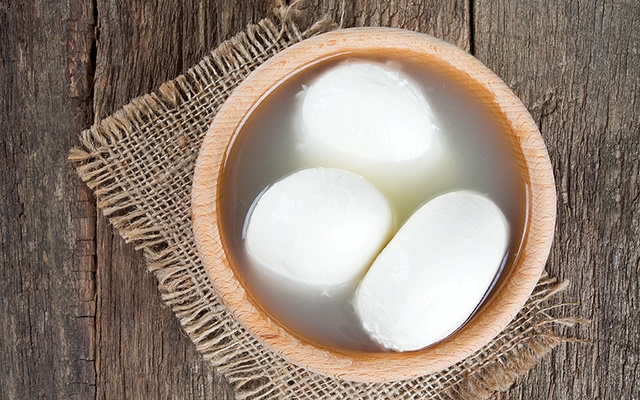 Poucas pessoas sabem, mas a água da mozzarella é um tesouro para várias receitas: 4 usos geniais para pães, risotos, massas até legumes