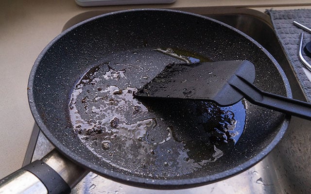 Como limpar o fundo da frigideira usando apenas sal e batata: o resultado é mágico