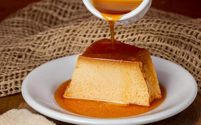 Como deixar a calda do seu pudim de leite condensado escura, mas não queimada: realce o sabor com o ponto certo