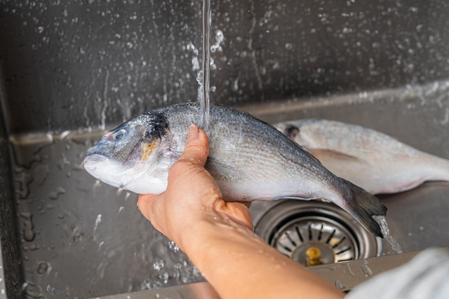Sou o "chef do mar" com três estrelas Michelin e garanto: "Nunca limpe o peixe com água"