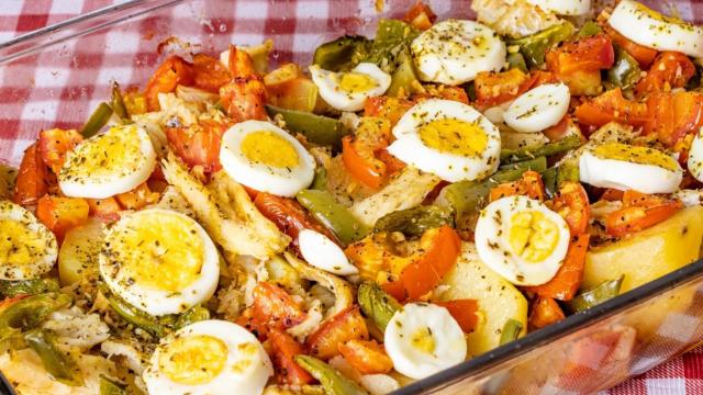 A bacalhoada na airfryer é outra opção perfeita para o seu almoço de Páscoa (Créditos: TudoGostoso)