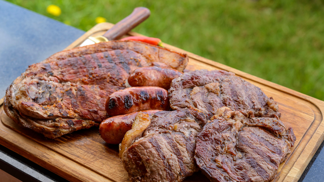 É preciso tirar a gordura da carne de churrasco quando for comer?