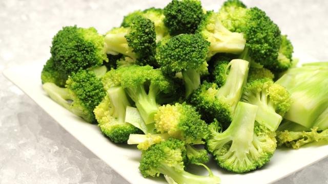O brócolis pode ser feito a vapor, gratinado e até mesmo salteado com outros vegetais (Créditos: Shutterstock)