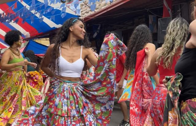 Saias rodadas floridas tomam conta do salão durante a dança do carimbó. (Foto: Jéssica Antunes/TudoGostoso)