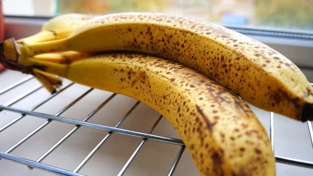 As bananas permanecem frescas por várias semanas e não escurecem se forem guardadas junto com um utensílio doméstico