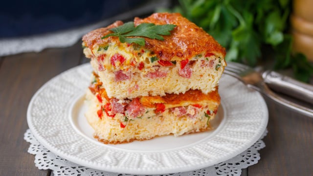 A omelete de forno é uma das opções mais práticas e versáteis para o almoço ou jantar (Créditos: Shutterstock)