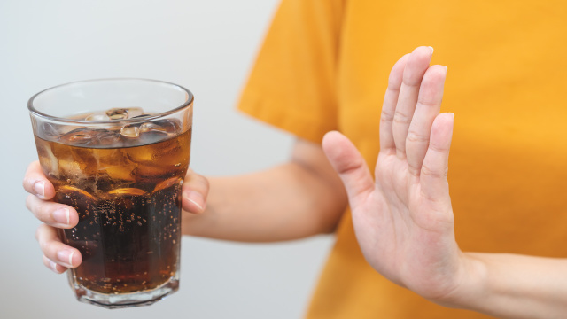 Novo estudo revela quais bebidas prejudicam o fígado mais do que as alcoólicas