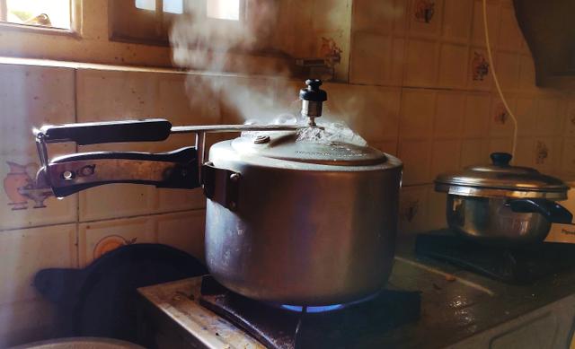 Não seja o próximo viral da web e vença o medo da panela de pressão sem explodir a sua cozinha!