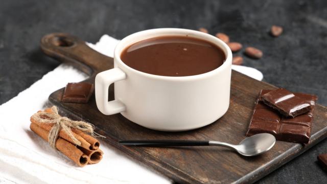 Esse é o segredo para fazer o chocolate quente mais cremoso de todos