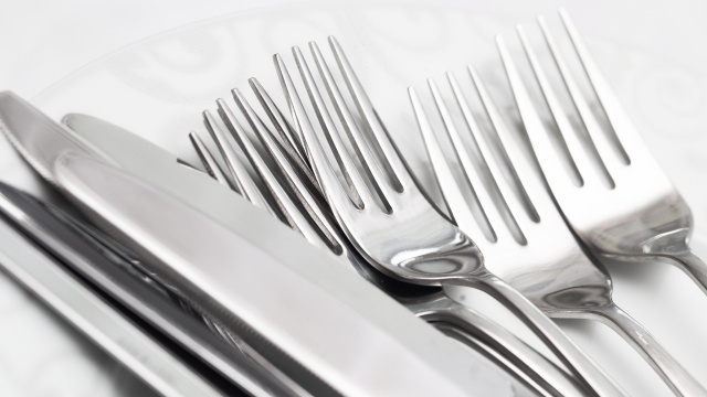 Adeus talheres manchados: esse é o melhor truque com dois ingredientes para deixar os talheres brilhando como novos