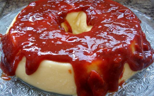 Pudim de queijo com goiabada que derrete na boca a cada colherada: receita fácil e com um contraste perfeito de sabores