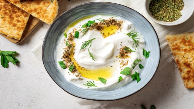 Molho para salada proteico, com poucas calorias e que deixa a refeição muito mais gostosa: anota os ingredientes!